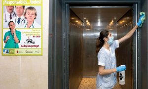 Una limpiadora desinfecta el ascensor del hospital Virgen de la Arrixaca, en Murcia.. EFE/Marcial Guillén