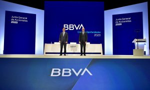 El presidente y el consejero delegado de BBVA, Carlos Torres y Onur Genç, al comienzo de la pasada junta de accionistas del banco, en Bilbao. EFE