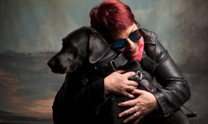 Conchi abraza a Xalina, su perra guía, que le ayuda a sacar adelante a su familia. / FOTO: LAURA LEÓN
