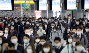 Personas con mascarillas en la estación de Shinagawa, en Tokio. REUTERS/Kim Kyung-Hoon
