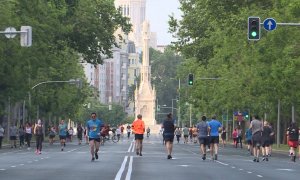 Madrileños pasean y hacen deporte tramos peatonalizados