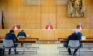 Los jueces del tribunal constitucional alemán, Peter M. Huber (i),  Andreas Voßkuhle (el presidente, en el centro) y Doris König, durante la lectura del fallo del pasado 5 de mayo de 2020 en el que cuestionan el programa de compra de bonos por parte del B