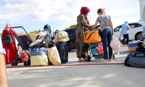 Una veintena de ciudadanos de Marruecos han sido repatriados este domingo a su país a través de la frontera de Beni-Enzar, la más importante de las cuatro que conectan Melilla con su entorno marroquí, después de llevar dos meses atrapados en la ciudad aut