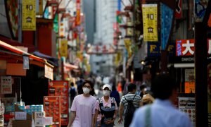 Transeúntes con máscarillas por una calle  de Tokio. REUTERS / Issei Kato