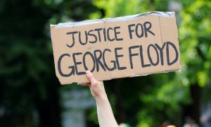 Un manifestante sostiene una pancarta durante una manifestación por George Floyd en Portland, Oregón. REUTERS / Terray Sylvester