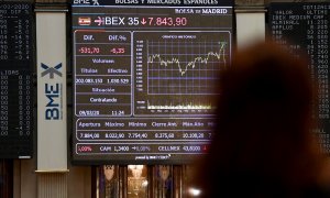 Panel informativo con la evolución del Ibex 35, en el patio de negociación de la Bolsa de Madrid. AFP/GABRIEL BOUYS