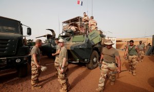 Soldados franceses preparan sus vehículos blindados en el Campamento de la Plataforma del Desierto de Relevo (PfDR) en Ansongo, Malí.  REUTERS / Benoit Tessier