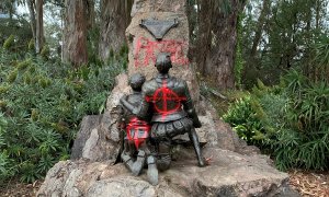 El monumento a Miguel De Cervantes pintado con aerosol en color rojo en San Francisco. | Reuters. David Zandman