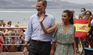 El rey Felipe VI (i) y la reina Letizia (d) en el paseo marítimo de la playa de Las Canteras en su visita a las Palmas de Gran Canaria, este martes. / EFE/ Ballesteros
