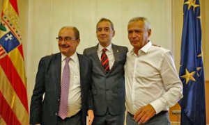 El alcalde de Binéfar, Alfonso Adán (c), junto al presidente de Aragón, Javier Lambán (i.), y el empresario Piero Pini. DGA/YOUTUBE