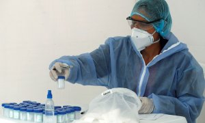 Un trabajador sanitario separa envases para realizar muestras gratuitas de covid-19. EFE/ Carlos Ortega / Archivo