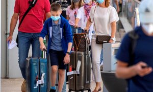 Una familia de turistas llega al Aeropuerto de Palma de Mallorca. EFE/ Cati Cladera