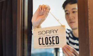 En España multitud de comercios regentados por personas de origen chino cerraron sus puertas semanas antes de decretarse el estado de alarma. / © Adobe Stock