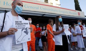 Los médicos residentes (MIR) del Hospital Gregorio Marañón se manifiestan este lunes durante el inicio de la huelga con carácter indefinido. EFE/Chema Moya.