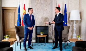 13/07/2020.- El primer ministro holandés, Mark Rutte (d), recibe este lunes en La Haya al presidente español, Pedro Sánchez (i).  / EFE - Fernando Calvo