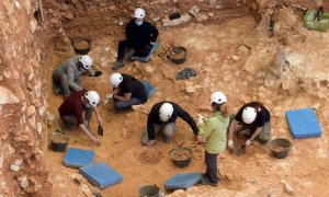Unos arqueólogos trabajan en el yacimiento de la Gran Dolina, en Atapuerca. / EFE