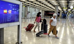 Dos pasajeras con maletas en la terminal T1 del Aeropuerto de Madrid-Barajas Adolfo Suárez, en Madrid (España), a 27 de julio de 2020. Desde ayer está en vigor la orden del gobierno del Reino Unido que impone a los viajeros procedentes de España pasar dos
