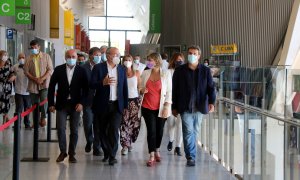 La consellera de Salut, Alba Vergés, caminant amb l'alcalde de Reus i altres autoritats pel passadís central de l'hospital Sant Joan de Reus. ROGER SEGURA / ACN