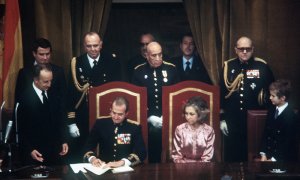 Juan Carlos I firma la Constitución