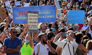 Vista de los asistentes a la manifestación de ayer en la Plaza de Colón de Madrid convocada en redes sociales en contra del uso de las mascarillas a todas horas y en los espacios públicos. EFE/Fernando Alvarado