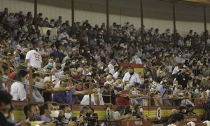 Mérida celebra una corrida de toros multitudinaria que podría no haber cumplido con las limitaciones de la Junta. EFE/Jero Morales