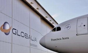 Un avión de Air Europa frente a un hangar de Globalia. EFE