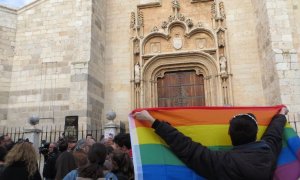 Protesta frente a la Iglesia de Alcalá por las declaraciones LGTBIfóbicas. / MARIO ESCRIBANO