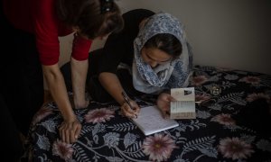 Dos de las chicas afganas revisan su documentación de asilo.- JAIRO VARGAS