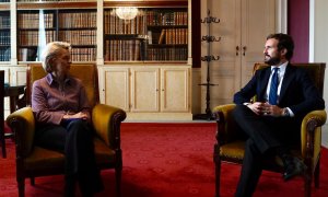 El presidente del PP, Pablo Casado, junto a la presidenta de la Comisión Europea, Ursula von der Leyen. En Bruselas, 15 de octubre de 2020. - DAVID MUDARRA (PP)