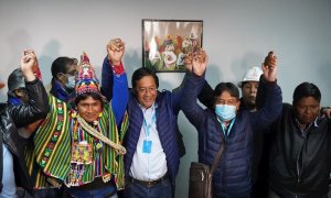 El exministro boliviano Luis Arce (2i) y su candidato a la Vicepresidencia, David Choquehuanca (2d) celebran los resultados extraoficiales que les dan la victoria a MAS en las elecciones generales en Bolivia. EFE/Stringer