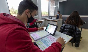 Un alumno de secundaria utiliza una tablet en clase del colegio Reina Sofía de Totana. /EFE /Marcial Guillén