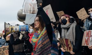 Manifestantes, incluidos estudiantes y empleados de una universidad local, realizan una protesta contra el fallo del Tribunal Constitucional de Polonia que impone una prohibición casi total del aborto, en Gdansk, Polonia.