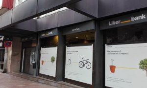 La fusión entre Liberbank y Unicaja podría implicar el cierre de más de un centenar de oficinas