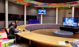 El presidente del Consejo Europeo, el belga Charles Michel, conversa con los líderes de la UE, durante la cumbre celebrada por videoconferencia. EFE/EPA/OLIVIER MATTHYS / POOL