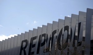 Detalle de la fachada de la sede de Repsol, en Madrid, con el nombre de la petrolera. REUTERS/Juan Medina