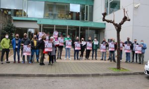 Desenes de persones s'han congregat a les portes dels jutjats de Figueres per donar suport als investigats.
