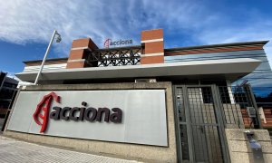 Puerta principal del edificio de la sede de Acciona en Madrid. E.P./Eduardo Parra