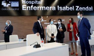 La presidenta de la Comunidad de Madrid, Isabel Díaz Ayuso, rodeada de Pablo Casado e Ignacio Aguado en la inauguración del nuevo hospital de emergencias.