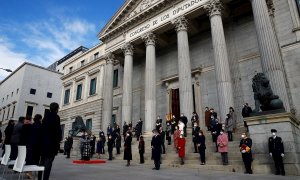 06/12/2020.- Vista general de la celebración del cuadragésimo segundo aniversario de la Constitución en la escalinata del Congreso de los Diputados este domingo en Madrid. EFE/Ballesteros