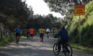 Ciclistes i persones caminant a la carretera de les Aigües, al Parc Natural de Collserola.