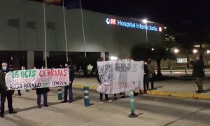 Imagen de usuarios y sanitarios protestando frente al Hospital Infanta Sofía de Madrid.