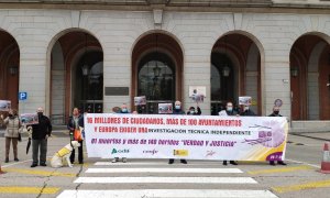 Concentración de Víctimas del accidente del Alvia enfrente de la sede del Ministerio de Transportes.