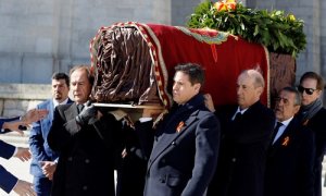 Cinco de los nietos de Francisco Franco portan su féretro tras la exhumación del dictador, el pasado 24 de octubre de 2019.