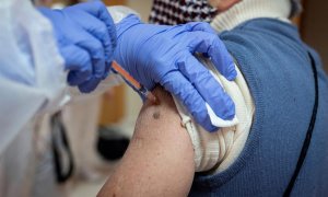 Residentes y trabajadores de la Residencia Domusvi de Alcalá de Henares, Madrid, reciben la primera dosis de la vacuna contra la covid.