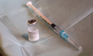 Vacuna administrada en un centro de la tercera edad de Badalona.
