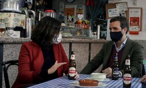 El presidente del PP, Pablo Casado, conversa con la presidenta de la Comunidad de Madrid, Isabel Díaz Ayuso, en un bar de la localidad madrileña de Móstoles.
