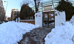 El colegio Doctora de Alcalá permanece cerrado este martes, en la localidad madrileña de Alcalá de Henares. Colegios cerrados hasta el 18 de enero, supermercados desabastecidos y hospitales intentando recuperar la normalidad son algunas de las consecuenci