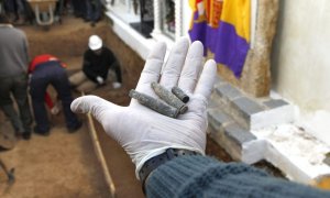 Casquillos de bala que los arqueólogos han localizado en una fosa común del cementerio de San José en Gerena.
