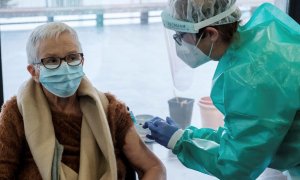 Lucita López Paz, de 85 años, recibe en la residencia Sa Serra, de Sant Antoni de Portymany (Ibiza), la segunda dosis de la vacuna contra la covid-19.