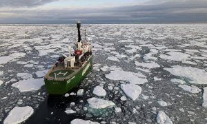 Un barco de Greenpeace patrulla por las aguas del Ártico.